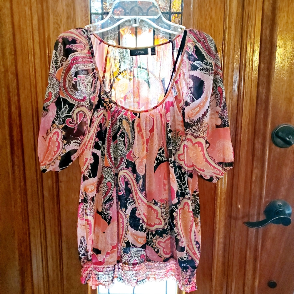 NWOT Woman's paisley top w/camisole